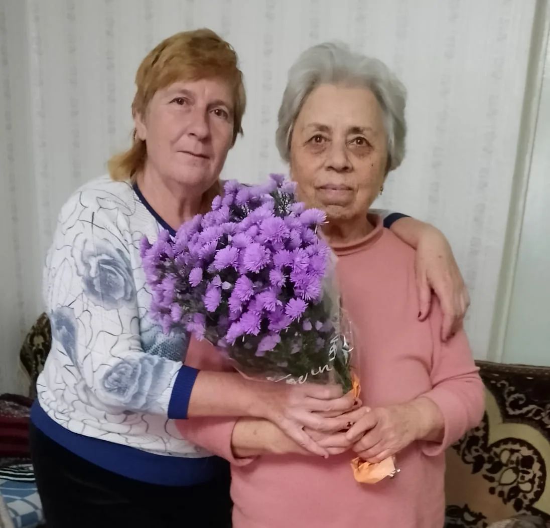 Тёплые слова и внимание: социальные работники поздравили юбиляров Тёплые слова и внимание: социальные работники поздравили юбиляров
